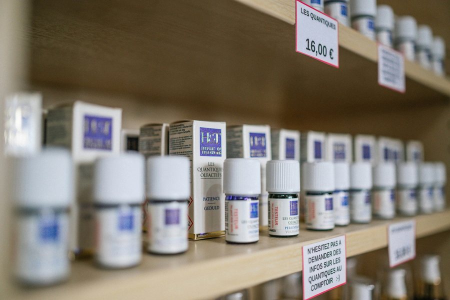 薬の箱が並ぶ棚